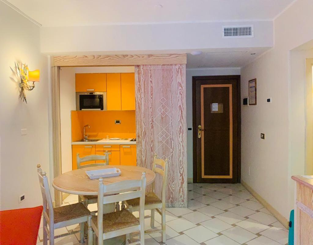 Appartamento 4 Posti Letto N 238 Presso Residence Golf Hotel Punta Ala Esterno foto